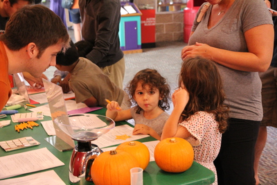 IGERT students working with young scientists