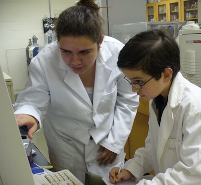 IGERT trainee, Leslie Doleman mentoring 5th grader in University laboratory.
