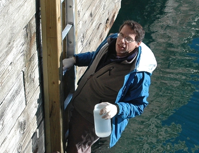 GLOBES Co-PI David Lodge sampling water from Chicago Canal